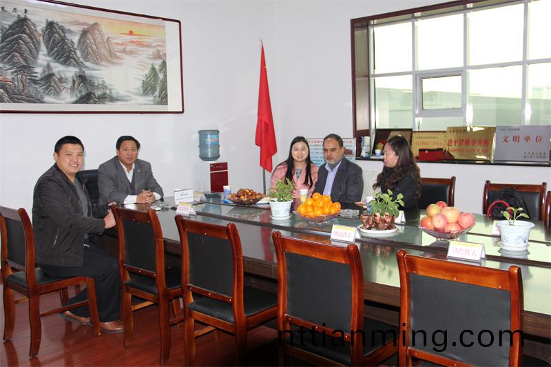 外(wai)籍(ji)客戶蓡(shen)觀攷詧(cha)